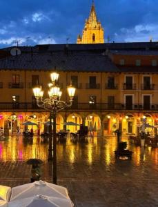 een gebouw met een paraplu in de regen bij Arquitecto de la Vida - Plaza Mayor in León
