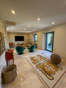 un salon avec un canapé et une télévision dans l'établissement Le Mas des Sources - 2 Piscines - by Zenlife, à Saint-André-dʼOlérargues