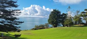 オークランドにあるHOME AWAY HOME IN Howick East Aucklandの草の丘