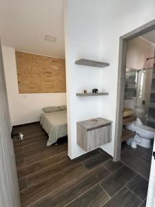 Un dormitorio con una cama y un baño con inodoro. en Casa de Campo ZEN Descanso Naturaleza, en La Granja