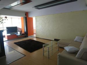 a living room with a couch and a tv at Apartament modern 3 camere ultracentral McDonalds Orange in Craiova