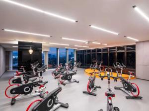 a gym with a lot of treadmills and exercise bikes at Shangri-La Yiwu in Yiwu