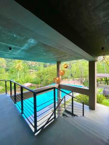 アビッサウェッラにあるHeaven De Fountainの家の中のスイミングプールの景色