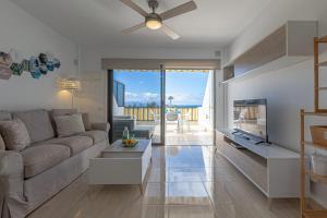 Et tv og/eller underholdning på Oceanview Tamara Apt With Pool