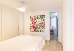 En eller flere senge i et værelse på Oceanview Tamara Apt With Pool + 33 billeder