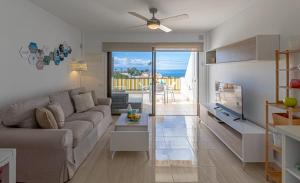 Et opholdsområde på Oceanview Tamara Apt With Pool