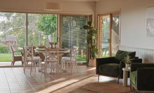 ValdoraCoastview Manor - Family Hinterland Retreat的带餐桌和椅子的客厅