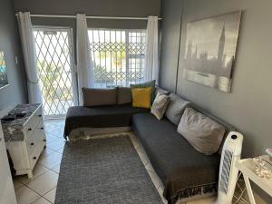 Posezení v ubytování Uvongo Chalets 12