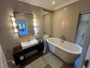 Koupelna v ubytování Under the Boardwalk Self Catering Studio