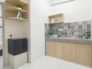 Il comprend une cuisine équipée d'un comptoir et d'un réfrigérateur. dans l'établissement IFS Seri Iskandar by Glex, à Seri Iskandar 28 autres photos