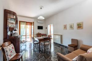 a living room with a table and chairs at Agriturismo Osea in Monteriggioni