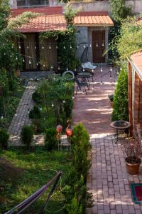 un jardín con un patio con mesas y sillas en Kera Rooms, en Telavi 60 fotos más