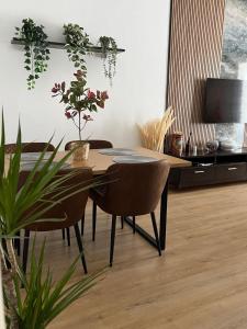 ein Esszimmer mit einem Tisch und einigen Pflanzen in der Unterkunft Apartamento CASA PEPA in Antequera