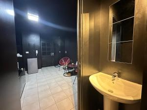 Koupelna v ubytování L écrin Love room avec balnéo au coeur de Sedan + 34 fotografií