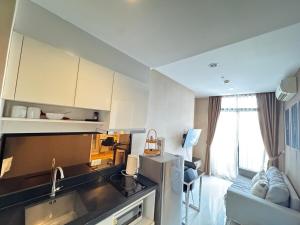 Η κουζίνα ή μικρή κουζίνα στο Ekkamai Bangkok Condo