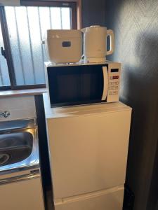 IsumiにあるBOTH ISUMI - Vacation STAY 06928vの冷蔵庫の上に置かれた電子レンジ