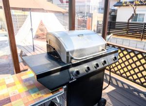 een broodrooster bovenop een grill op een balkon bij BASE 1901 - Vacation STAY 88754v in Minamiboso