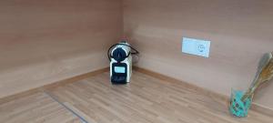 een vacuüm in een hoek van een kamer met een muur bij Mar 4 en Santa Pola in Santa Pola