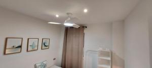 een witte kamer met een plafondventilator en een koelkast bij Mar 4 en Santa Pola in Santa Pola +29 foto's