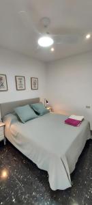 een slaapkamer met een groot wit bed in een kamer bij Mar 4 en Santa Pola in Santa Pola