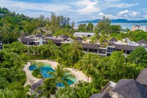 eine Luftansicht eines Resorts in der Unterkunft Bangtao Beach Gardens - Apartment F22 in Ban Lum Fuang