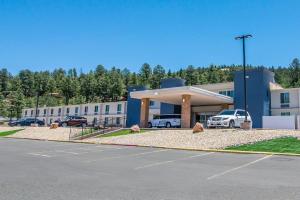 ルイドソにあるElevate Hotel at Sierra Blanca Ruidoso, an Ascend Collection Hotelの駐車場に車が駐車されている大きな建物