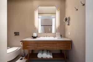 un baño con lavabo y espejo en Xianju Bieyuan Guesthouse Hotel, en Dali Shuanglang