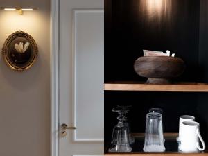 Una habitación con un estante con un jarrón. en Xianju Bieyuan Guesthouse Hotel, en Dali Shuanglang