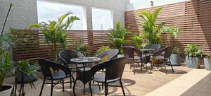 ティルプルにあるThe Mayberry -A Bergamont Group of Hotelsのパティオ(テーブル、椅子、鉢植えの植物付)