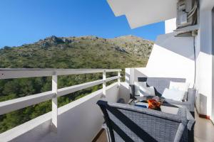ein Balkon mit Blick auf die Berge in der Unterkunft Siesta style in Port d'Alcúdia