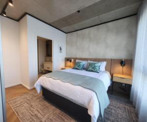 Postel nebo postele na pokoji v ubytování 308 Bridgewater One - Two Bedroom Apartment with Park Views