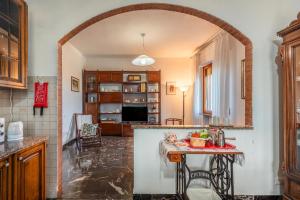 a kitchen with an archway leading into a living room at Agriturismo Osea in Monteriggioni