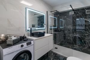 une salle de bain avec un lavabo et une machine à laver dans l'établissement Casa Babu, à Solares 14 autres photos