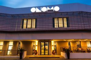 ONOMO Hotel Lomé في لوميه: علامة aania على جانب المبنى
