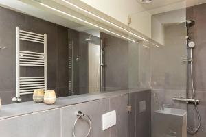 Koupelna v ubytování The 3rd floor 1BR apt 1 min from Kokhta + 7 fotografií