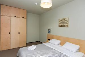 Postel nebo postele na pokoji v ubytování The 3rd floor 1BR apt 1 min from Kokhta