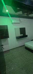 Rīngashotel pink city的一间设有一张床的房间,墙上有灯