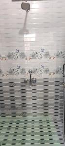 Rīngashotel pink city的浴室配有水龙头和瓷砖墙