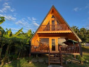 une cabine avec une terrasse et une terrasse couverte dans l'établissement Dzaria cottage, à Martvili