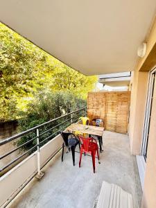 a patio with a table and chairs on a balcony at Suite appartement in Châteaurenard