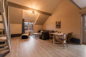 Et opholdsområde på Alpine Apartment with Parking and Balcony