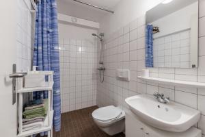 Et badeværelse på Alpine Apartment with Parking and Balcony + 5 billeder