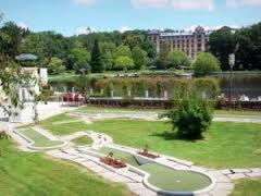バニョール・ドゥ・ロルヌにあるStudio Vieux Moulinの池と建物のある大緑の公園