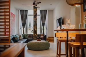 TV a/nebo společenská místnost v ubytování Sky Suites & Sky Bar