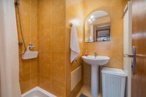 Un baño con lavabo, inodoro y espejo. en Paraíso da Rocha, en Portimão 16 fotos más