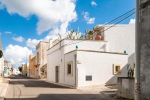 a white building on the side of a street at Nuvò-Lux e Spa in Veglie