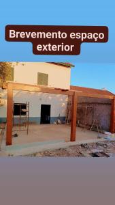 two pictures of a house being remodeled at Ká T'Espero in Penha Garcia