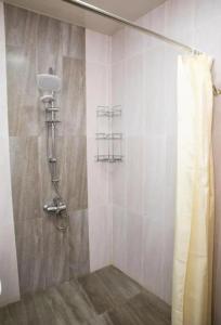 una ducha con cortina de ducha en un baño en Sebail inn shah hotel and Shah hostel, en Baku 40 fotos más