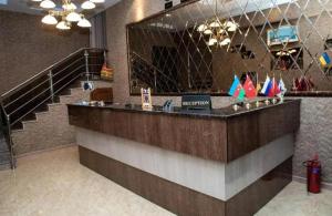 Un vestíbulo con un mostrador con espejo y escaleras en Sebail inn shah hotel and Shah hostel, en Baku