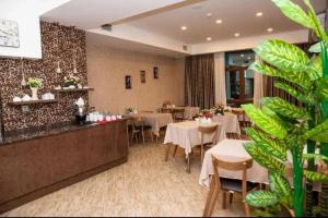 Un comedor con mesas y sillas en un restaurante. en Sebail inn shah hotel and Shah hostel, en Baku